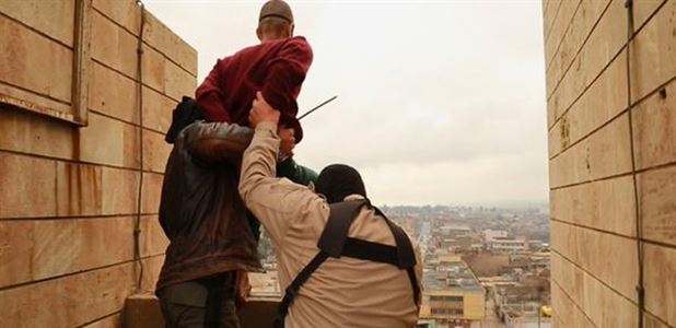مجازات دو مرد همجنسگرا از سوی داعش (+عکس) مجازات دو مرد همجنسگرا از سوی داعش (+عکس)