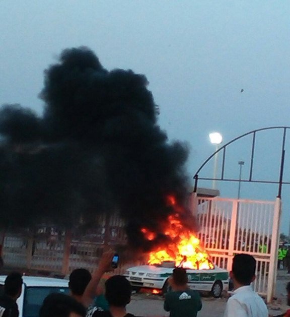 جنجال در پایان بازی فولاد - الهلال؛ از شعارهای سیاسی در ورزشگاه تا آتش زدن خودروی پلیس + عکس