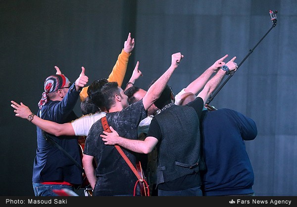 عکس سلفی سیروان خسروی و گروهش به روی صحنه