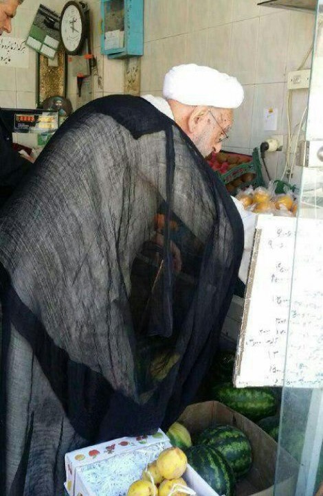 میوه خریدن یک عضو مجلس خبرگان /عکس