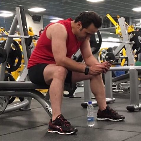 علی کریمی در باشگاه بدنسازی/ عکس