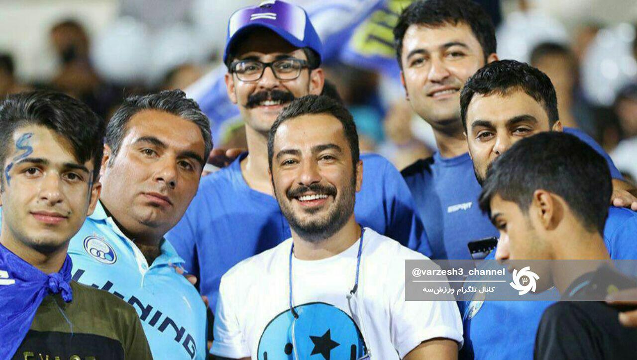 تیپ جالب نوید محمدزاده در بین هواداران استقلال/عکس