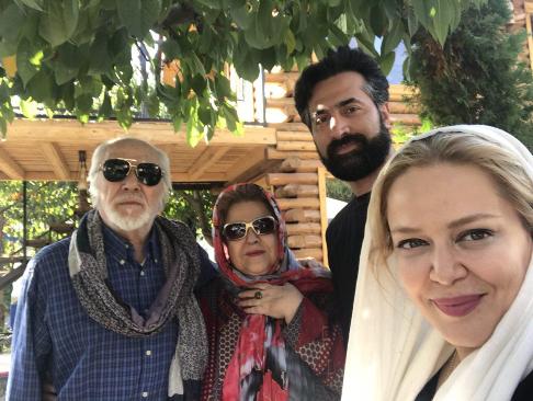بهاره رهنما و همسرش در کنار پدر و مادرش