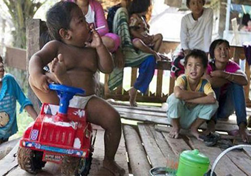 عکس: کودکی که روزی ۴۰ نخ سیگار می‌کشد