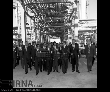 محمد رضا پهلوی از بخش های مختلف پالایشگاه نفت شیراز بازدید می کند