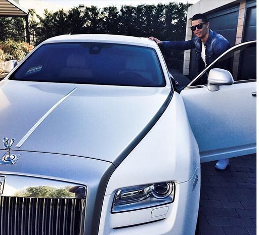 رونالدو برای رفتن به تمرین چه ماشینی سوار می شود؟/عکس