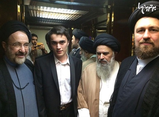 عکس یادگاری سید حسن خمینی ، سید محمد خاتمی، آیت‌الله بجنوردی و سید احمد خمینی در آسانسور