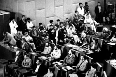 آیت الله خامنه‌ای در حال ورود به محوطه مجلس شورای اسلامی برای به جای آوردن مراسم تحلیف اولین دوره ریاست جمهوری