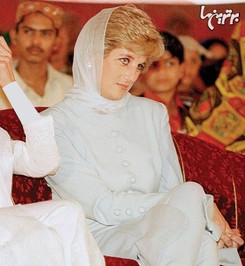 پرنسس دایانا روزهایی كه هنوز كاخ كمبریج را ترك نكرده بود به‌عنوان یك مقام رسمی انگلستان به مالزی سفر كرد. او در این سفر هنگام بازدید از مسجد، شالی حریر برای ادای احترام به اصول مسلمانان سر كرد و عكس‌هایی از او گرفته شد كه جزء عكس‌های ماندگار او محسوب می‌شود. 