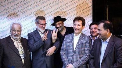 بابک زنجانی در کنار جمعی از ورزشکاران و هنرمندان