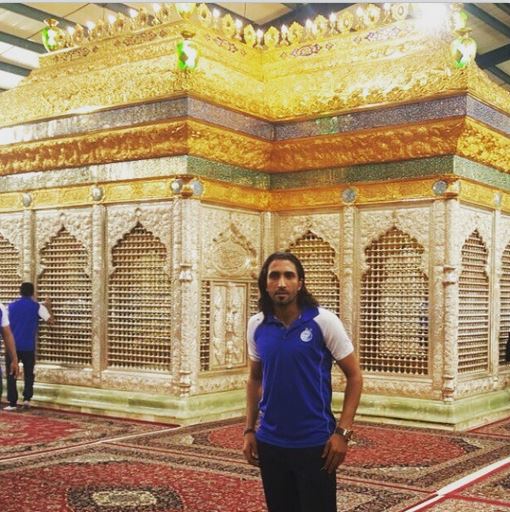 جاسم کرار کنار ضریح امام هادی و امام عسگری در قم/ عکس