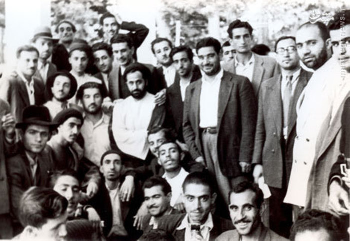 شهید سید حسین امامی در کنار شهید سید مجتبی نواب صفوی و برخی دوستانش در منزل آیت الله کاشانی 