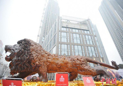 اتمام ساخت مجسمه‌ی عظیم‌الجثه‌ی چوبی در چین + تصاویر