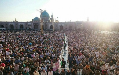 حضور انبوه نمازگزاران عید فطر در حرم رضوی/عکس
