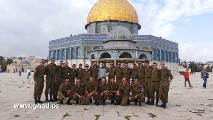 عکس یادگاری نظامیان صهیونیست مقابل مسجد قبه الصخره