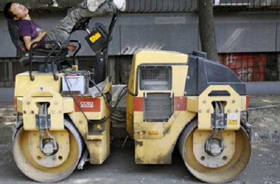 خوابیدن در شرایط سخت + تصاویر