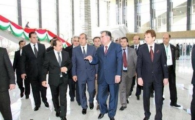 بابک زنجانی در کنار مقامات تاجیکستان