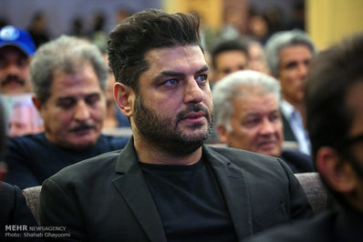 سام درخشانی در مراسم ختم منصور پورحیدری