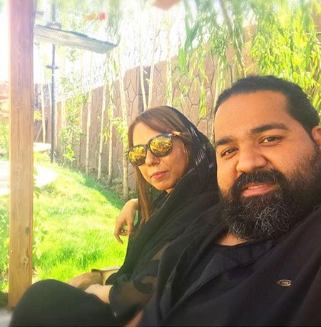 رضا صادقی در کنار خواهرش