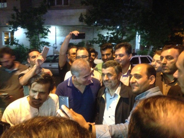 احمدی نژاد در صف رای گیری/عکس