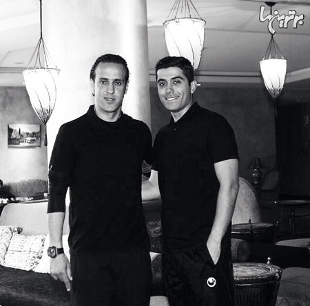 عکس سیا و سفید علی کریمی در کنار مترجم کی‌روش