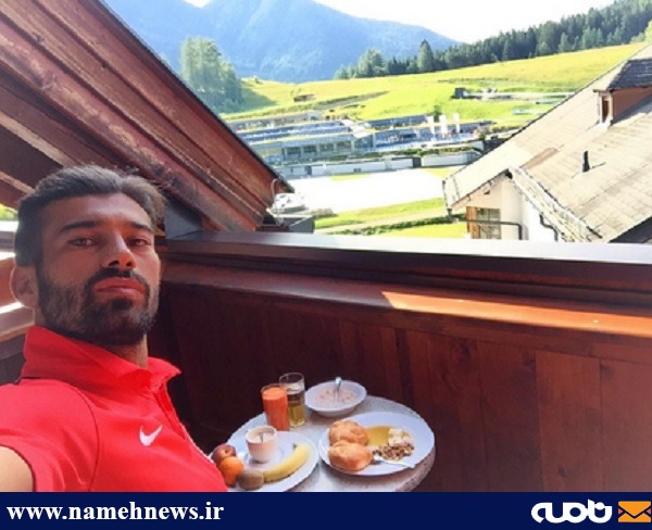 سلفی رامین رضاییان سر میز صبحانه/ عکس
