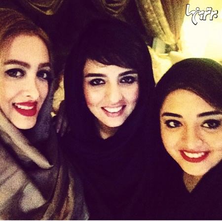 سلفی نرگس محمدی به همراه دوستان!