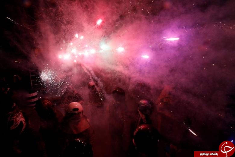 چهارشنبه‌سوری به سبک تایوانی‌ها +تصاویرچند رسانه‌ای عکس - جوانان تایوانی جشنواره آتش بازی را با کلاه های ایمنی در شهر تاینان این کشور برگزار کردند. چهارشنبه‌سوری به سبک تایوانی‌ها +تصاویر