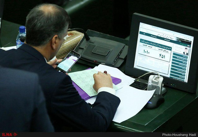 عکس گرفتن یک نماینده مجلس از رای خودش!