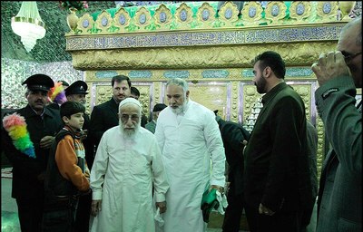 غبار روبی از ضریح مطهر امامزاده یحیی توسط آیت الله احمد جنتی 