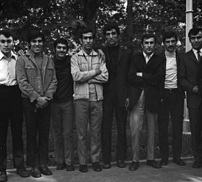 منصور پورحیدری (‌نفر دوم از راست )‌سال 1349 در ساختمان رادیو تهران حضور دارد.