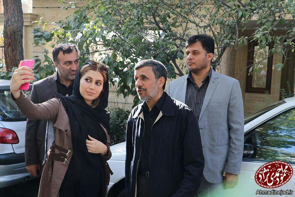 سلفی متفاوت یک شهروند با احمدی نژاد/عکس