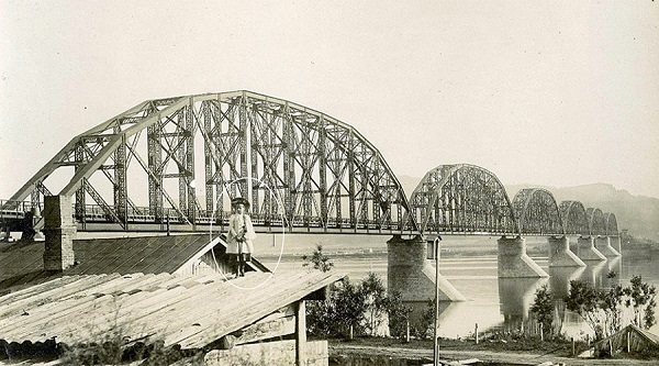 دختر سفیدپوش غمگین احتمالاً شبه است + عکس