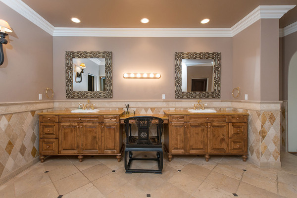 دستشوئی اصلی، دو سینک روشوئی جداگانه دارد.