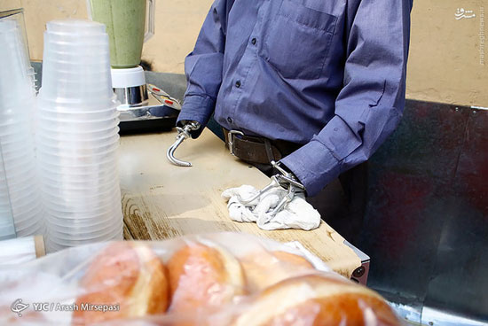 عکس: آبمیوه فروشی با دستان آهنی