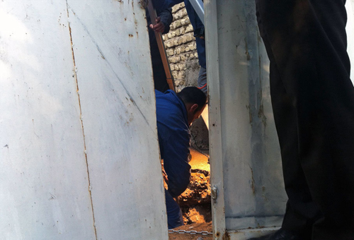 (تصاویر) پنهان‌کردن جسد برادر در چاه فاضلاب