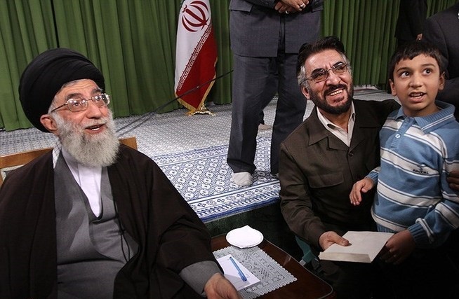 مرحوم سلحشور در کنار رهبری/ عکس