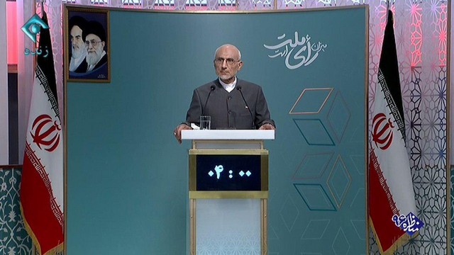 میرسلیم در پشت تریبون مناظره/عکس