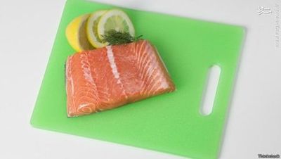 تخته خردکن اینجا یکی از پناهگاه‌های خوب برای باکتری‌هاست و تا دویست برابر توالت ممکن است در آن باکتری پیدا شود، شیارهایی که چاقو روی آن ایجاد می‌کنند هم کار باکتری‌ها راحت‌تر می‌کند. تخته‌هایی که برای گوشت و مرغ اسفاده می‌شوند بیشترین آلودگی دارند. 