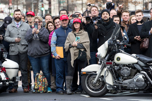 تجمع هواداران ترامپ در مقابل هتل بین المللی ترامپ در واشنگتن