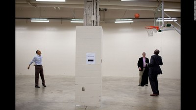 اوباما پیش از سخنرانی در دانشگاه کرلوند در حالی بازی بسکتبال