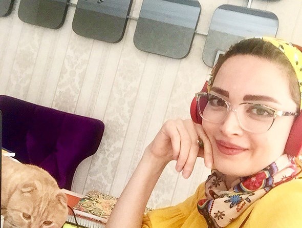 بهنوش طباطبایی در لباسی نامتعارف همراه با گربه‌اش + عکس