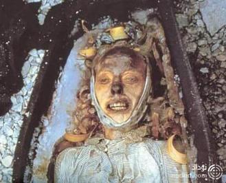 افسری بود که اکتشاف قطب شمال در اثر مسمومیت با سرب در ۲۲ سالگی جان خود را از دست داد و با سه نفر دیگر در میان یخ های کمپ اکتشاف دفن شد. دانشمندان در دهه ۱۹۸۰ او را نبش قبر کردند و بعد از باز کردن تابوت، از آنچه می دیدند شگفت زده و وحشت زده شدند، چون تورینگتون به آن ها خیره شده بود. جسد او بیش از ۱۵۰ سال پیش منجمد و کاملا حفظ شده بود. هنوز لباس های زمان مرگش را به تن داشت و دست ها و پاهایش هنوز بسته بود تا راحت تر دفن شود. 