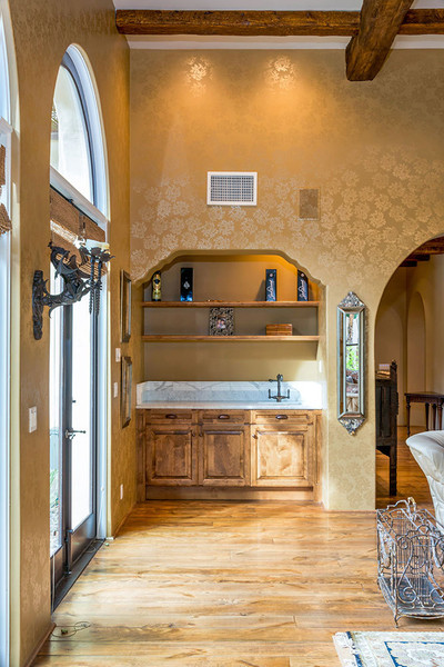 بلند بودن سقف عمارت این مزیت را دارد که دیوارهای زیبای آن بیشتر به چشم می آیند.