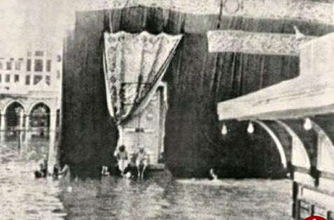 تصویری دیده نشده از سیل در خانه خدا