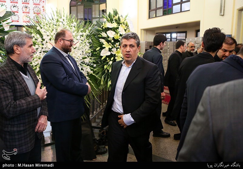 تصویری از فرزند آیت الله هاشمی بیرون از زندان