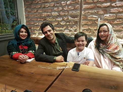 یوسف تیموری و همسرش در کنار بهنوش بختیاری 2