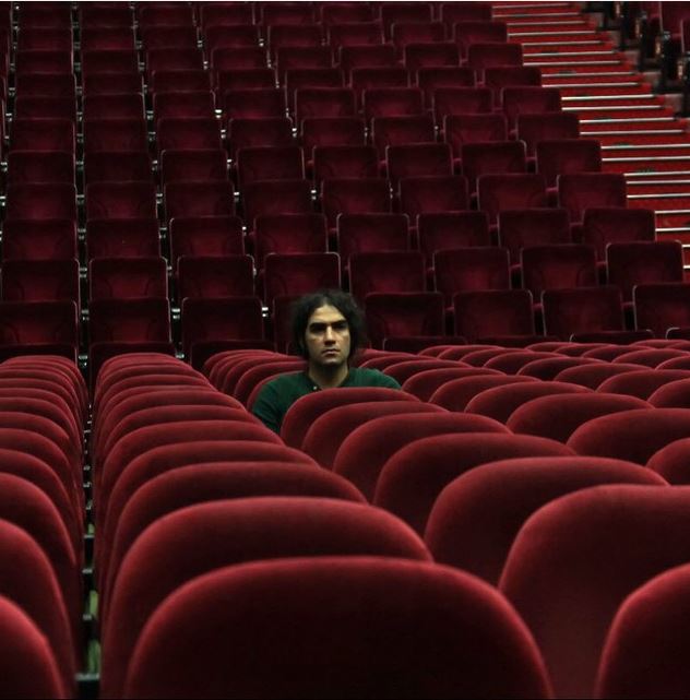 رضا یزدانی و صندلی‌های خالی/ عکس