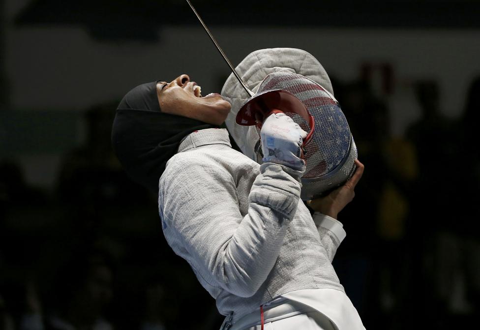 شادی جالب شمشیر زن محجبه آمریکایی/عکس