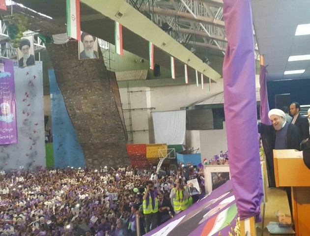 ورود روحانی به سالن انقلاب زنجان/عکس